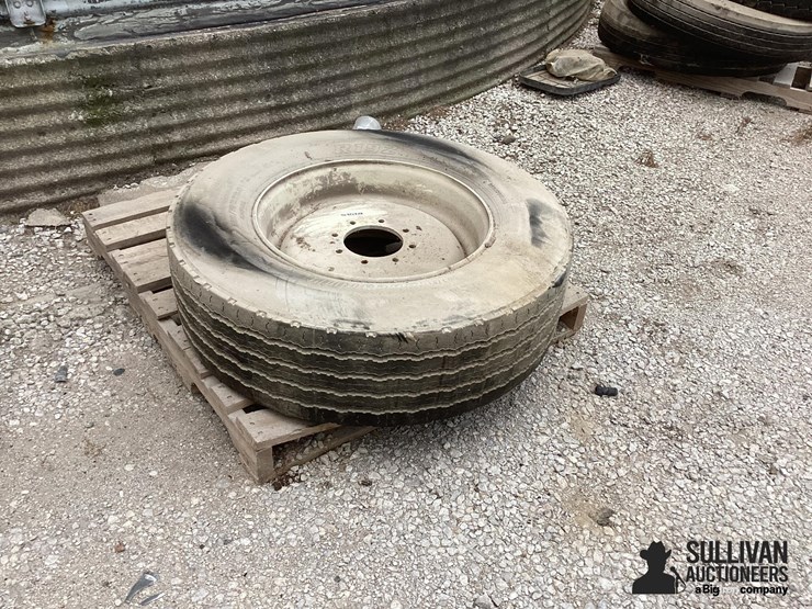 305/70r22.5-tire-&-rim-image-8