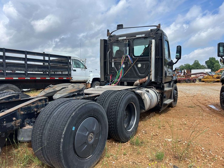 2018-freightliner-t/a-daycab-truck-*inop-image-4