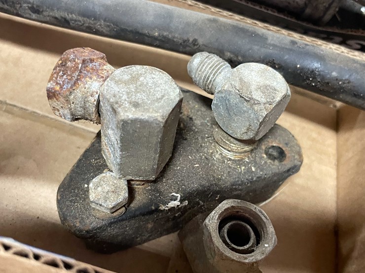 #2118-•-hydraulic-manifolds-and-hoses-(cw)-image-3