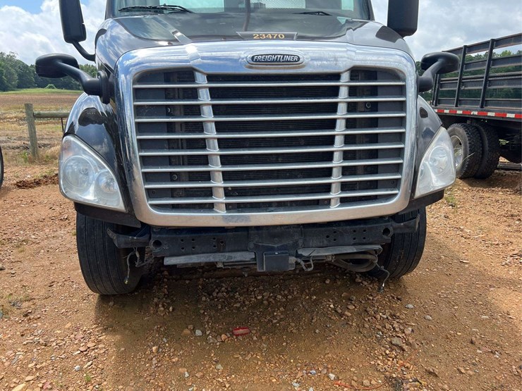 2018-freightliner-t/a-daycab-truck-*inop-image-7