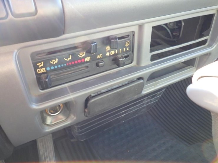 2000-isuzu-npr-image-24