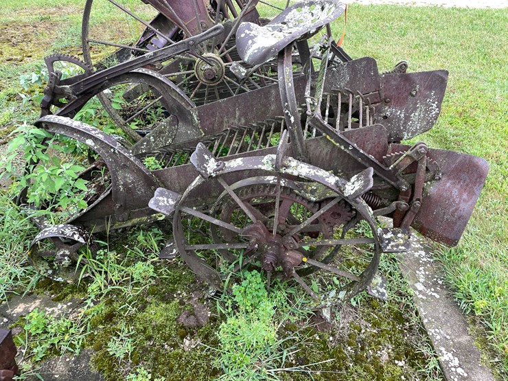 #7495-•-antique-horse-drawn-potato-digger-image-1