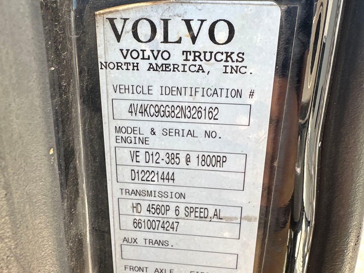 2002-volvo-tandem-axle-road-tractor-image-21