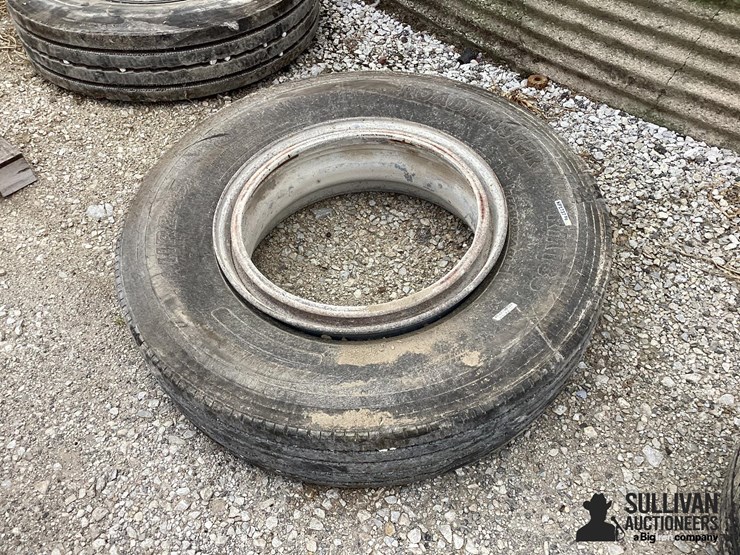 11r24.5-tire-&-rim-image-2