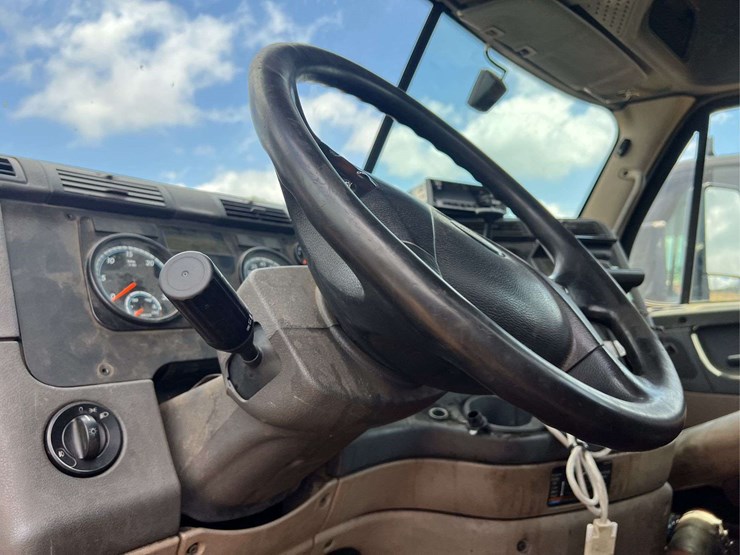 2018-freightliner-t/a-daycab-truck-*inop-image-28