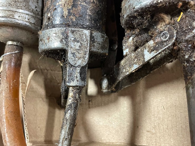 #2119-•-(2)-grease-guns-and-(1)-suction-gun-(cw)-image-4