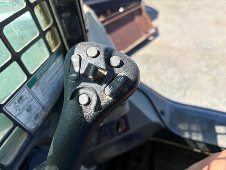 2017-bobcat-t750-image-23