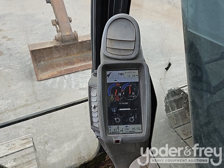 2011-deere-250g-lc-image-74