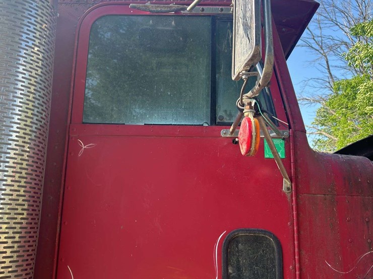 freightliner-semi-with-cummins-engine-image-19