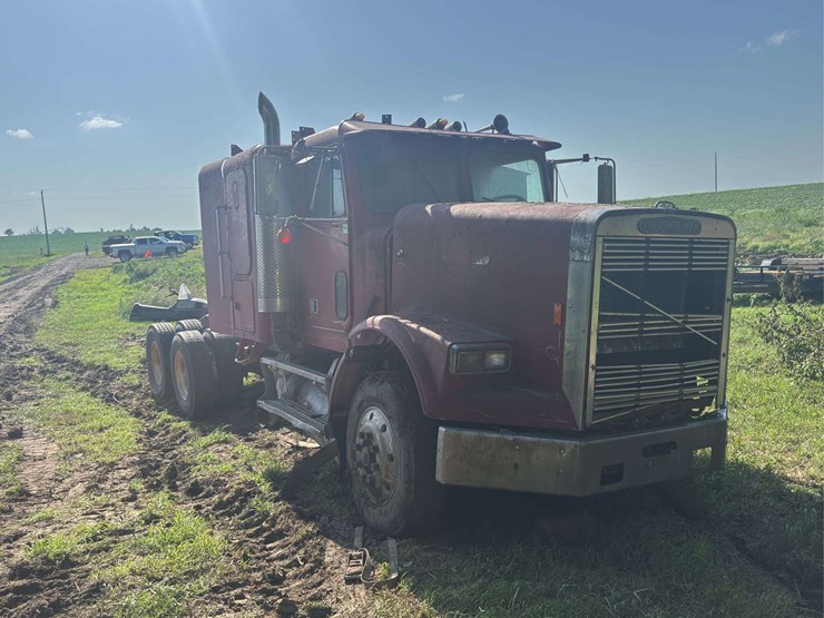 freightliner-semi-with-cummins-engine-image-8