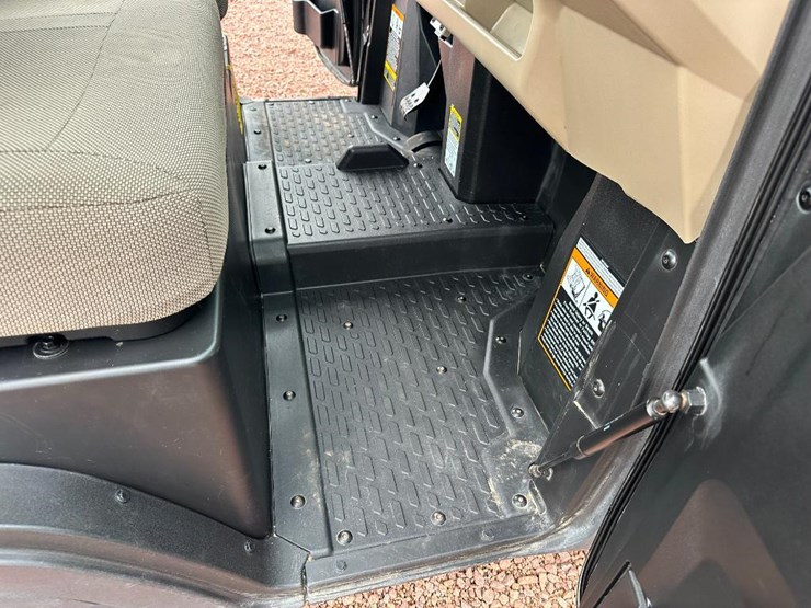 2022-john-deere-gator-image-31