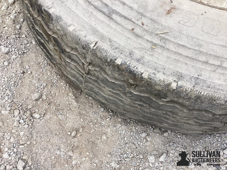 11r22.5-rim-&-tire-image-12
