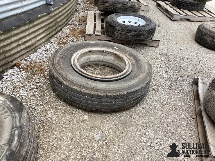 11r24.5-tire-&-rim-image-9