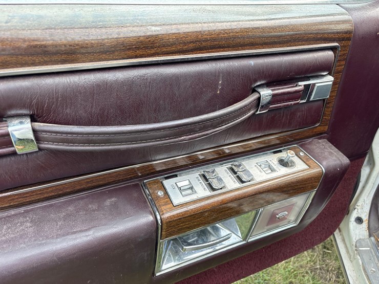cadillac-deville-sedan-image-18