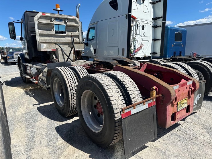 2002-volvo-tandem-axle-road-tractor-image-12