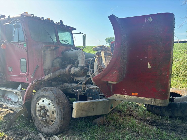 freightliner-semi-with-cummins-engine-image-82