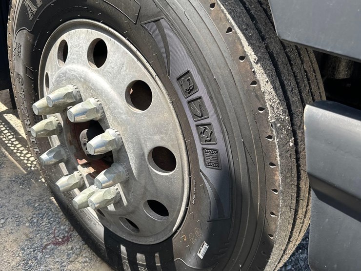 2002-volvo-tandem-axle-road-tractor-image-4