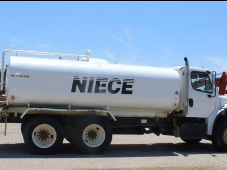 #2212-•-2019-freightliner-water-truck-image-2