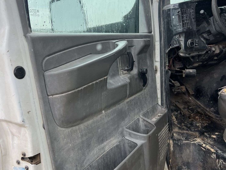 2013-gmc-3500-image-23