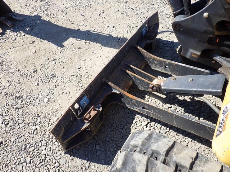 2019-deere-17g-image-14
