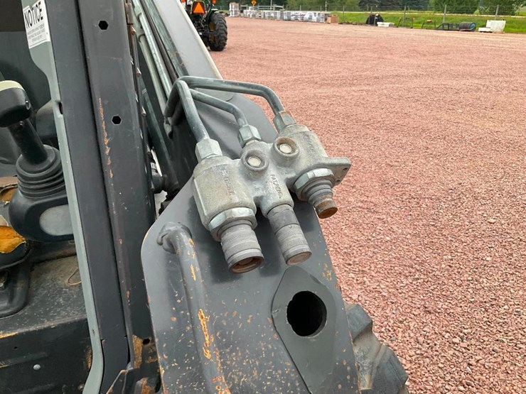 2015-new-holland-l223-image-15