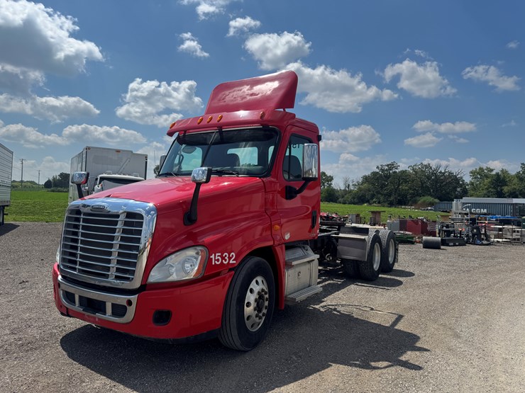 #6246-•-2011-freightliner-cascadia-semi-tractor-(has-wi-title)-image-53