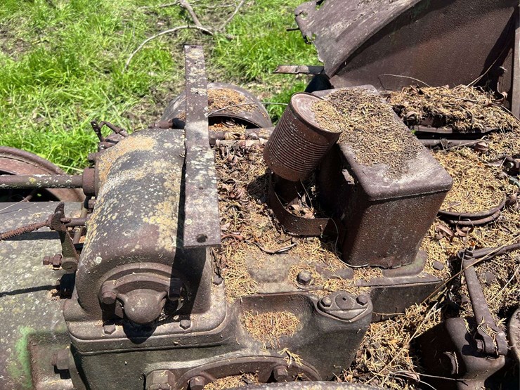 john-deere-unstyled-model-d-image-34