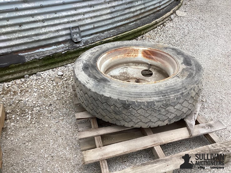 285/75r24.5-tire-&-rim-image-4