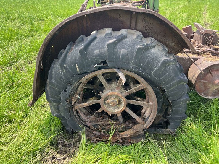 john-deere-unstyled-model-d-image-22