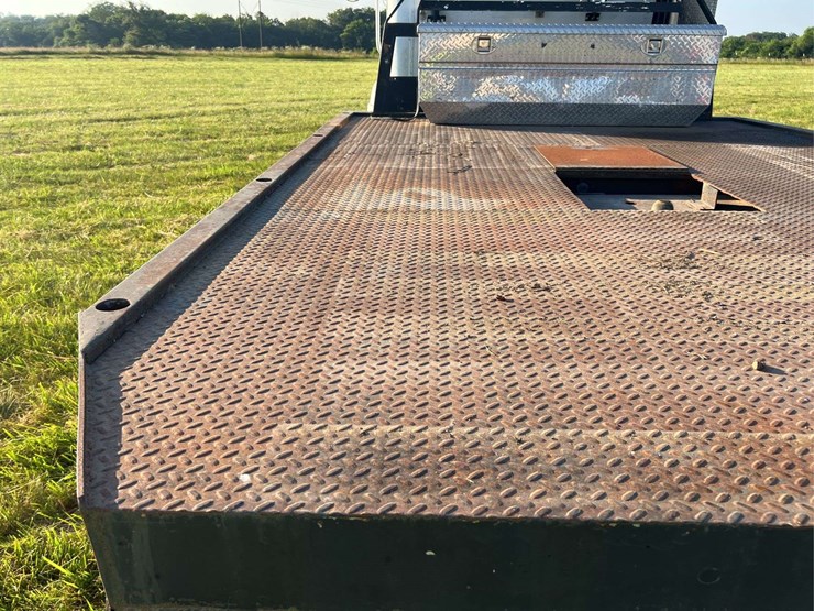 international-semi-with-flatbed-image-53