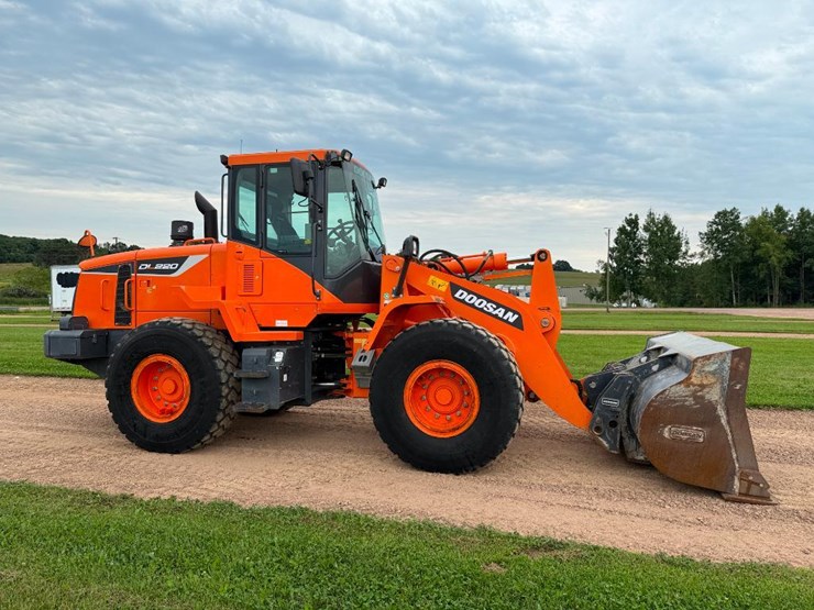 2017-doosan-dl220-5-image-3