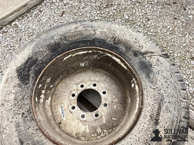 10r17.5-tire-&-rim-image-3