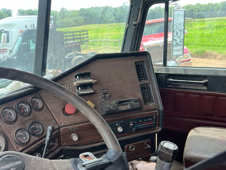 1996-freightliner-t/a-sleeper-semi-truck-*inop-image-28