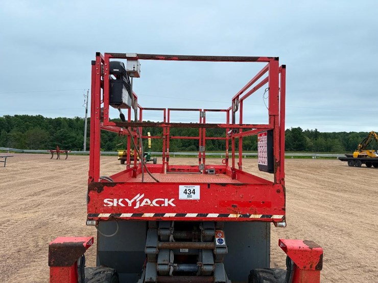 2020-skyjack-sj6826rt-image-12