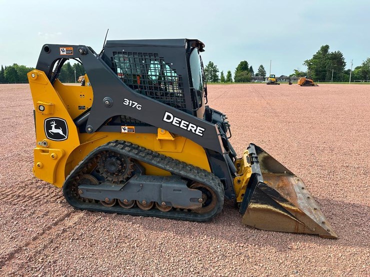 2023-deere-317g-image-3