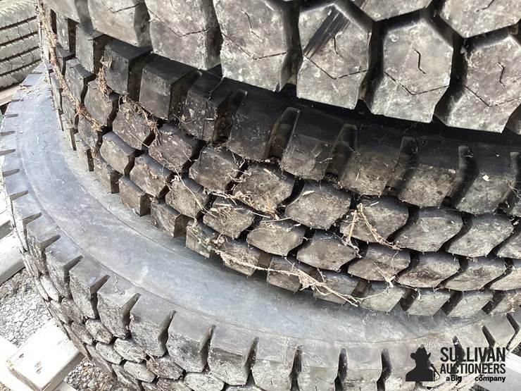 11r22.5-tires-&-rims-image-13