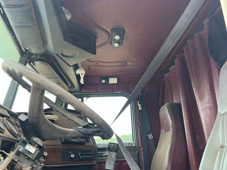 1996-freightliner-t/a-sleeper-semi-truck-*inop-image-27