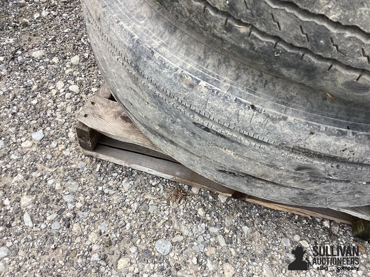 305/70r22.5-tires-&-rim-image-11