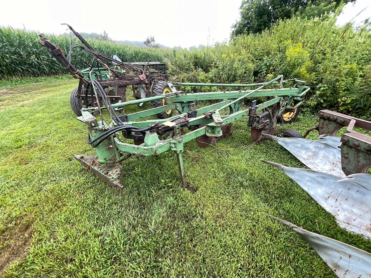 #7464-•-john-deere,-moldboard-plow-image-2