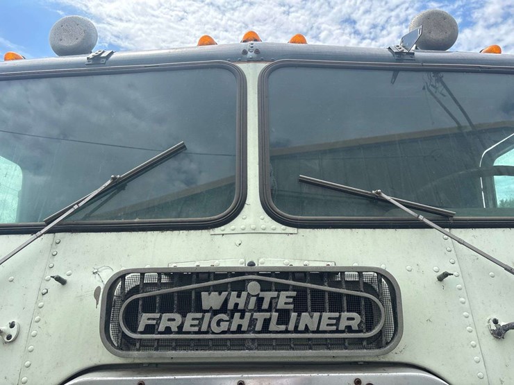 white-freightliner-cabover-semi-image-40