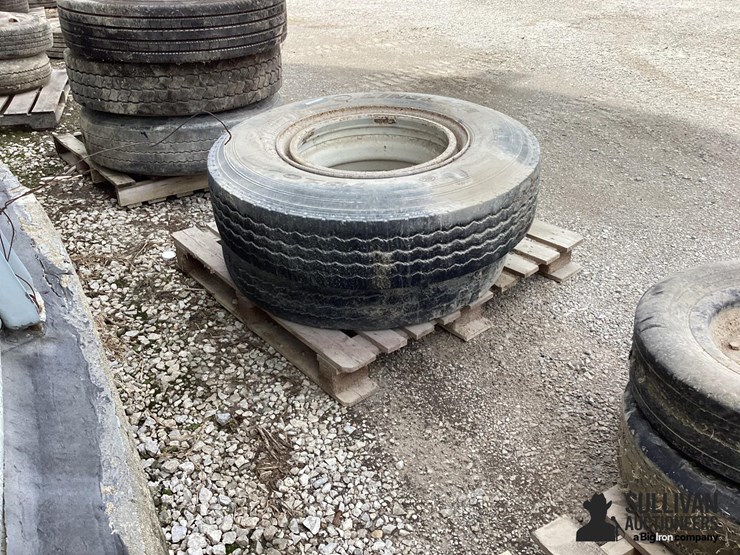 11r22.5-tires-&-rims-image-3