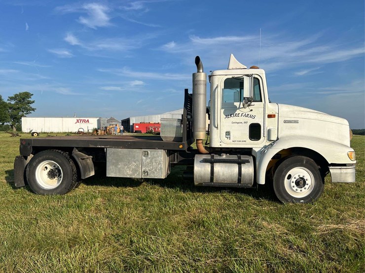 international-semi-with-flatbed-image-5