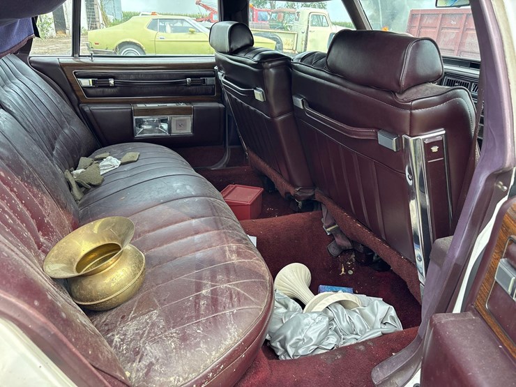 cadillac-deville-sedan-image-25