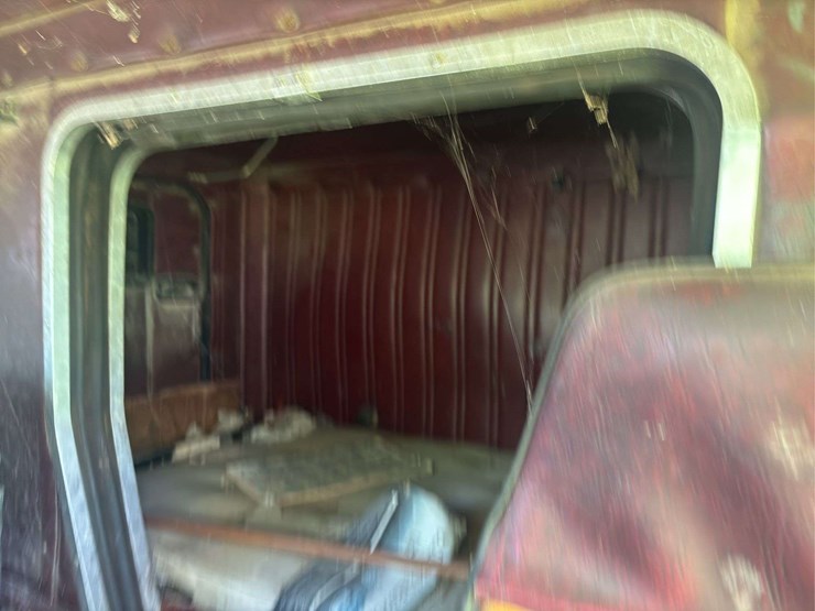 freightliner-semi-with-cummins-engine-image-33