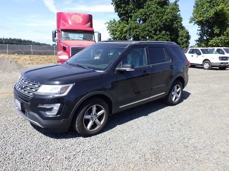 2016-ford-explorer-xlt-image-1