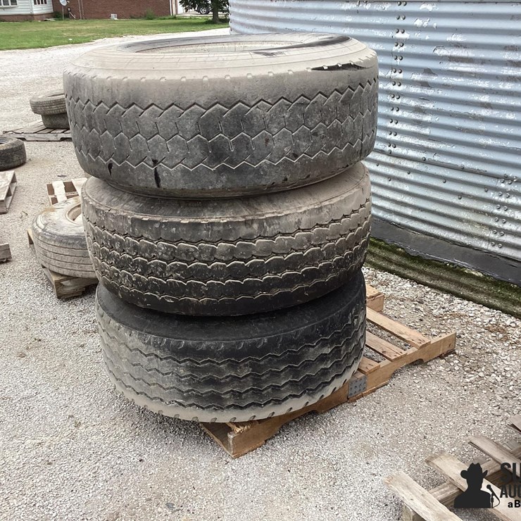 65R22.5 Tires & Rims
