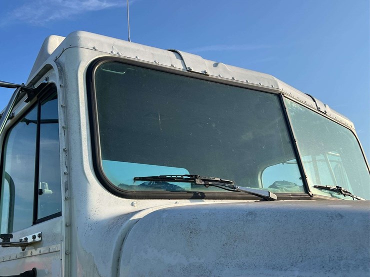 international-semi-with-flatbed-image-82