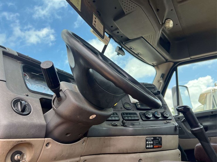2015-freightliner-s/a-daycab-truck-*inop-image-26