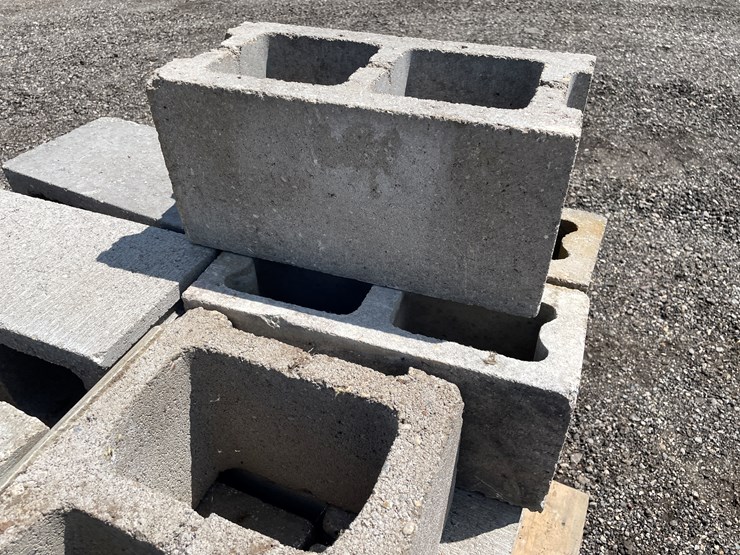 #6339-•-approx.-(30)-cinder-blocks-image-9