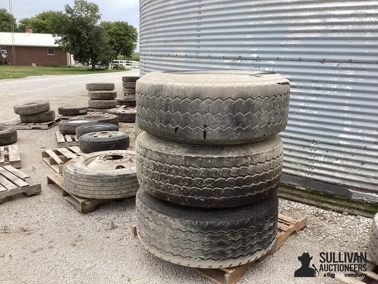 65r22.5-tires-&-rims-image-2